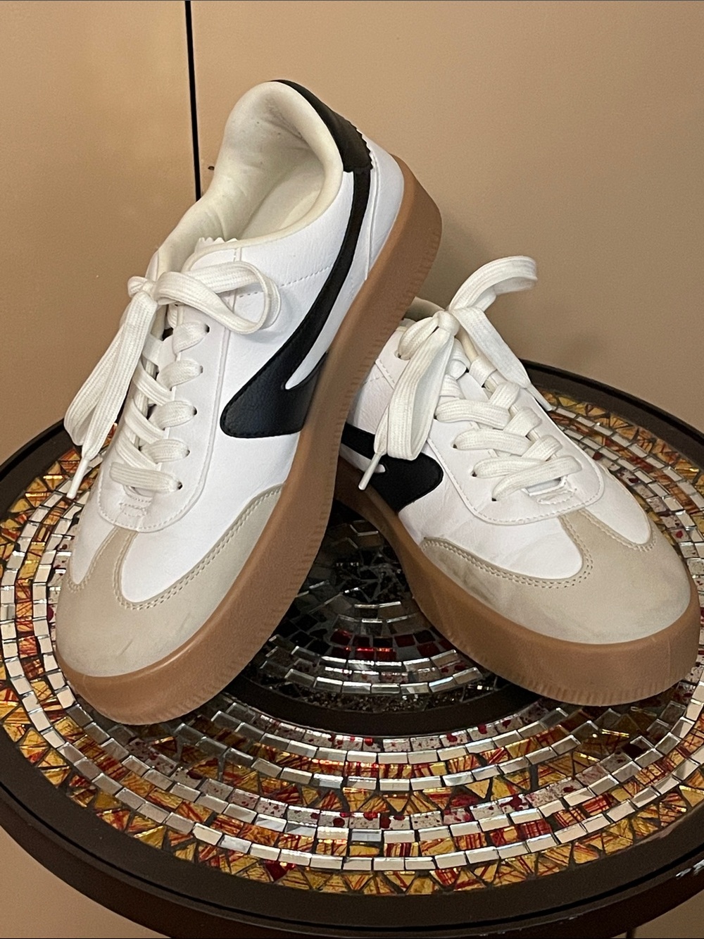 Dolce vita White & Black Low-Top Women’s 7.5 Sneakers with Gum Sole